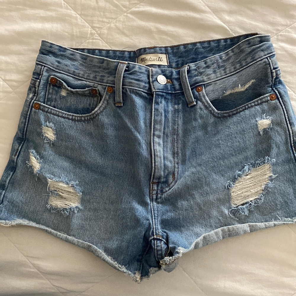 Madewell relaxed fit denim shorts size 26 (runs a little big, see measurements)
